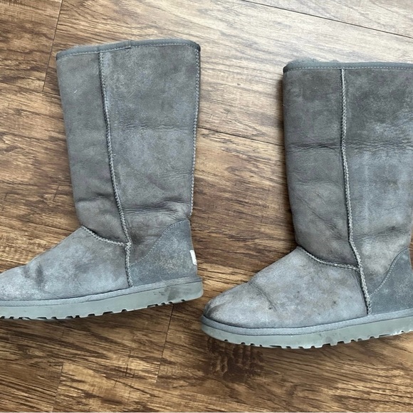 Grey Uggs Size 9 - Picture 2 of 4